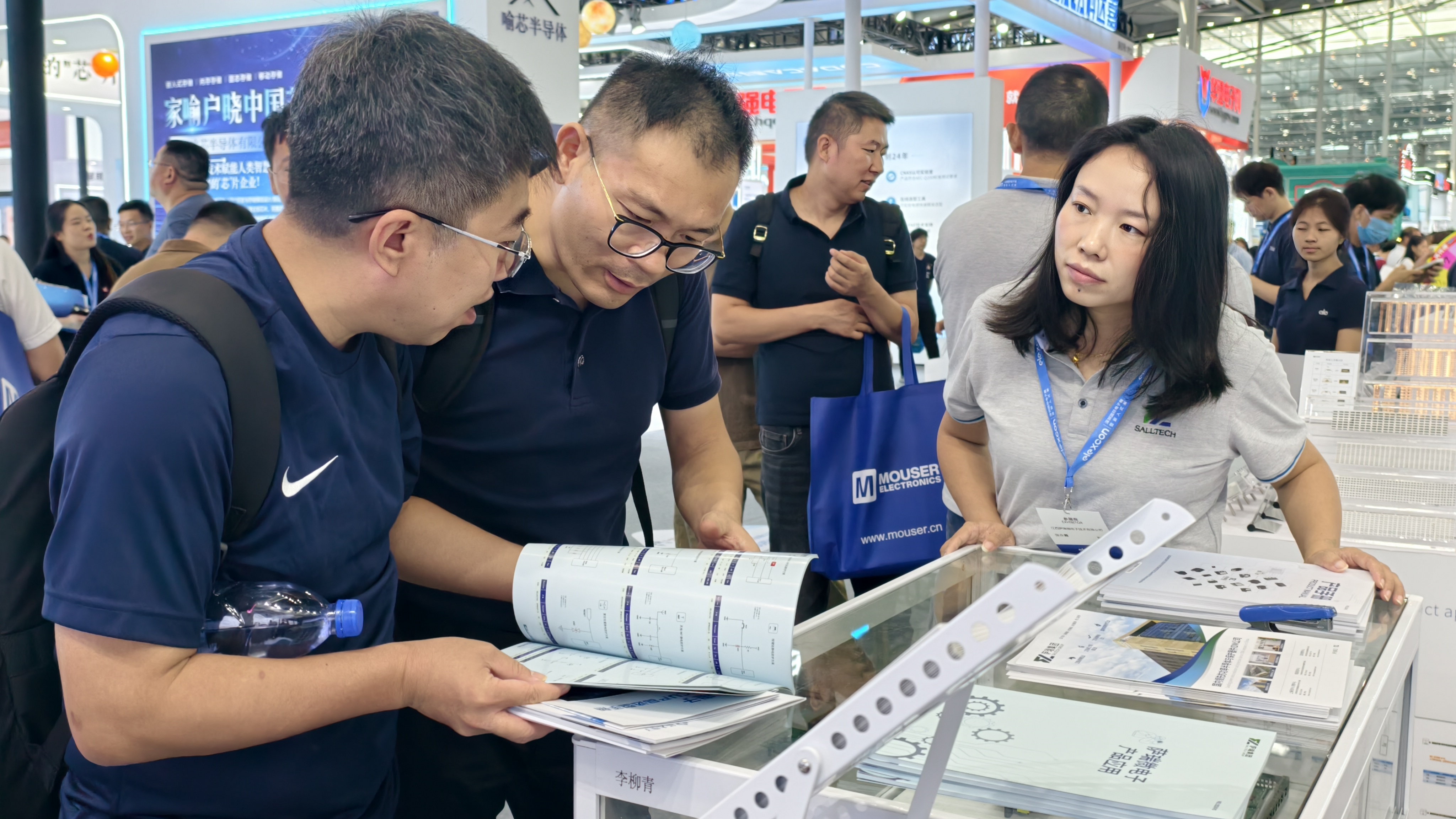 荣耀收官！江西泛亚电竞微电子闪耀 2025 深圳电子展并荣获年度大奖